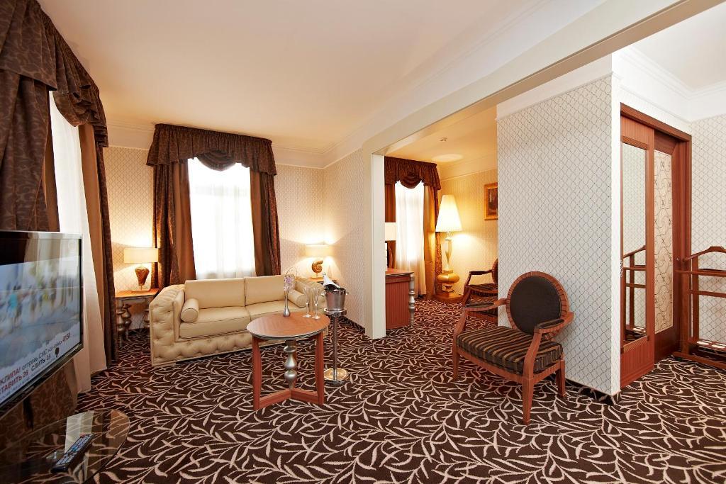 Dvor Podznoeva Glavniy Korpus Hotel Pskov Room photo